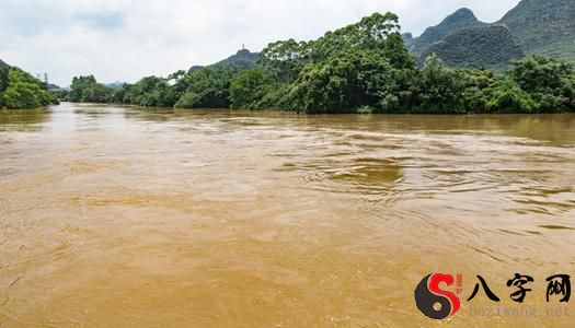 梦见大河水涨满了